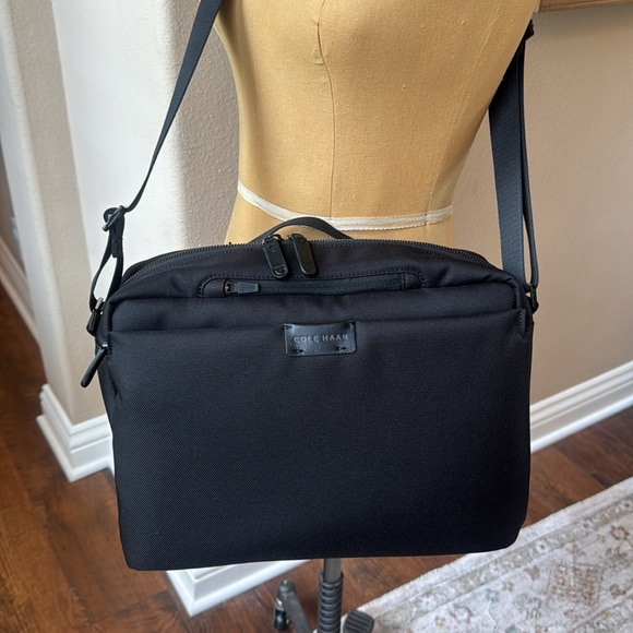 Cole Haan Unisex Central Compact Messenger Bag New With Tags! - Picture 2 of 6